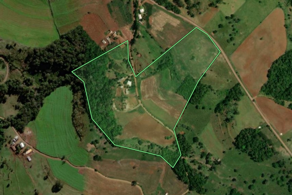 Imagem de satélite do imóvel rural em Ampére (PR), com o contorno declarado no CAR desenhado por cima.