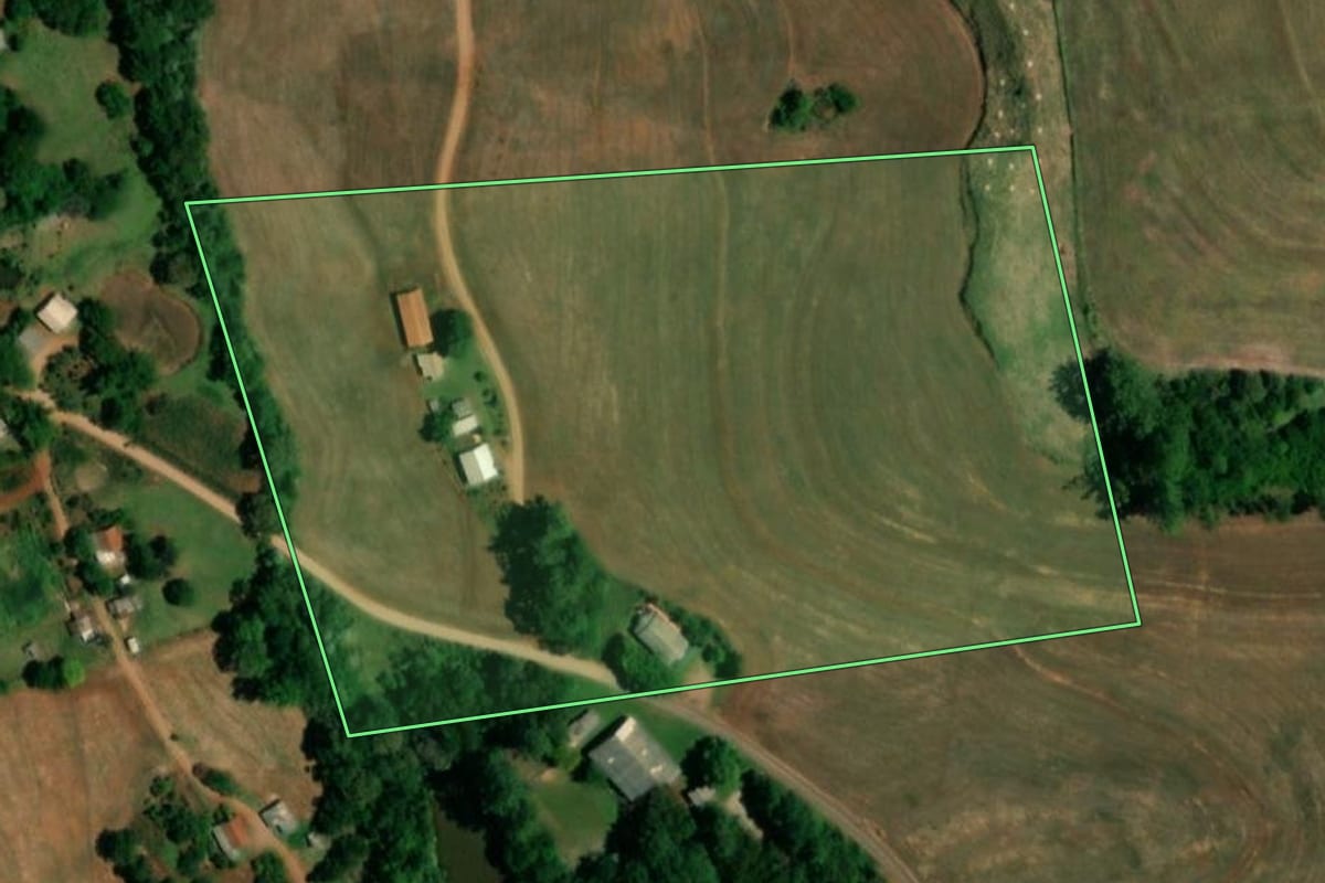 Imagem de satélite do imóvel rural em Ampére (PR), com o contorno declarado no CAR desenhado por cima.