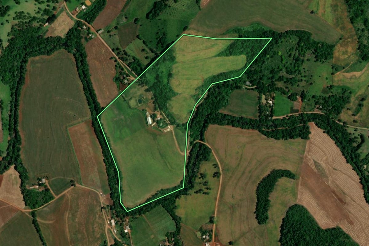 Imagem de satélite do imóvel rural em Ampére (PR), com o contorno declarado no CAR desenhado por cima.