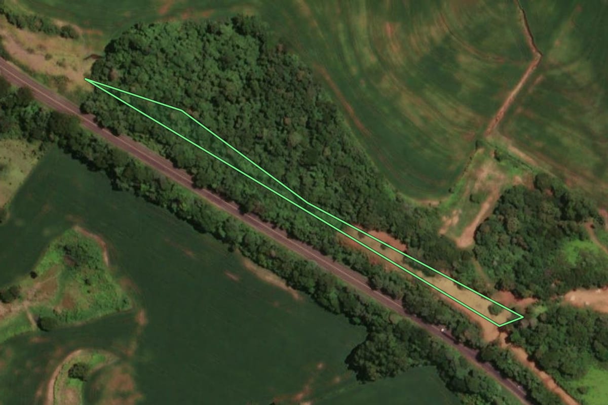 Imagem de satélite do imóvel rural em Ampére (PR), com o contorno declarado no CAR desenhado por cima.