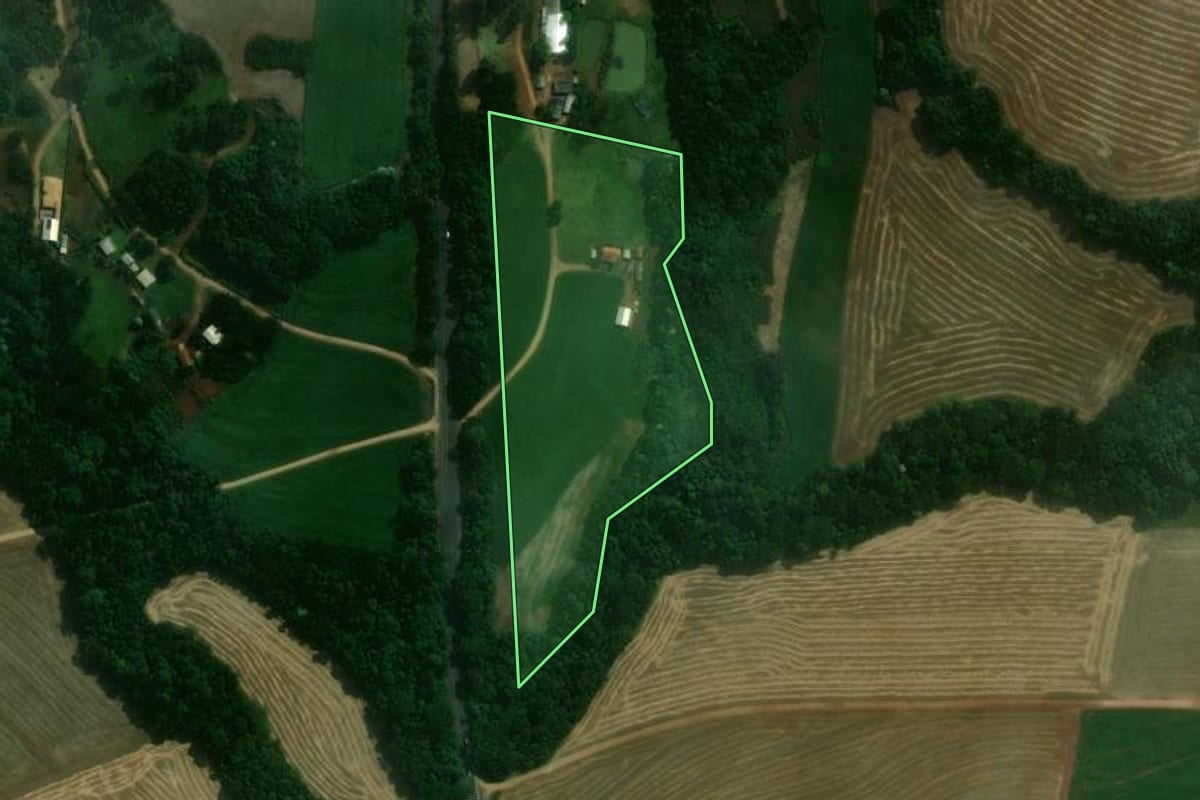 Imagem de satélite do imóvel rural em Ampére (PR), com o contorno declarado no CAR desenhado por cima.