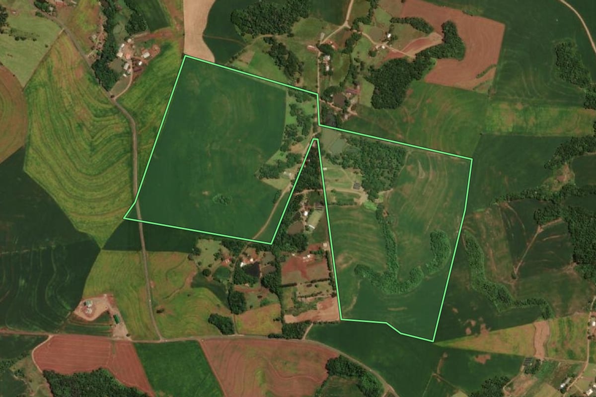Imagem de satélite do imóvel rural em Ampére (PR), com o contorno declarado no CAR desenhado por cima.