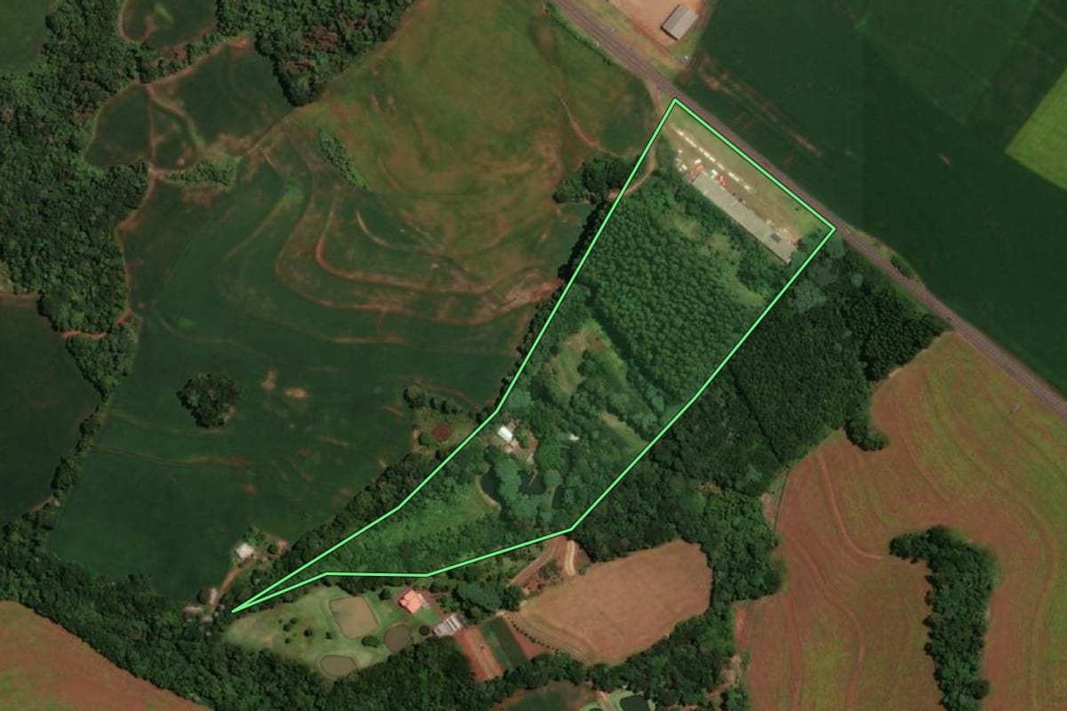 Imagem de satélite do imóvel rural em Ampére (PR), com o contorno declarado no CAR desenhado por cima.