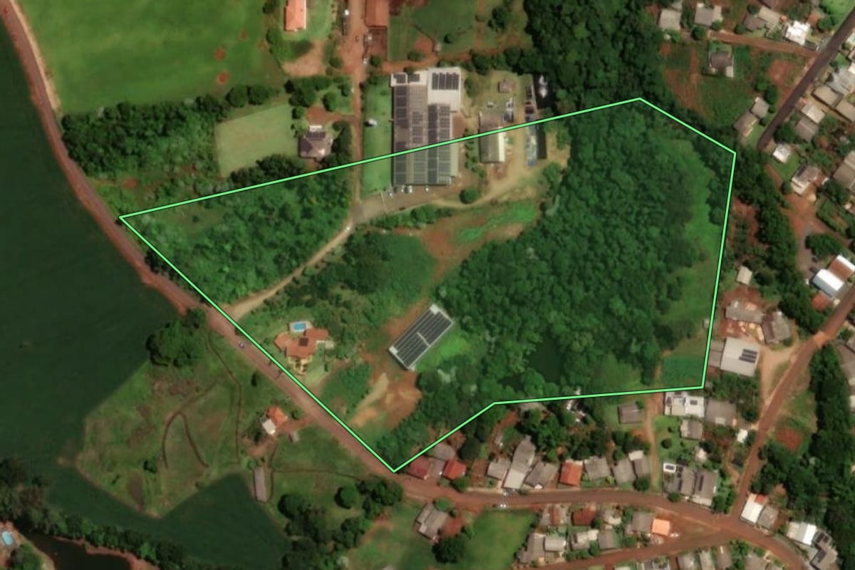 Imagem de satélite do imóvel rural em Ampére (PR), com o contorno declarado no CAR desenhado por cima.