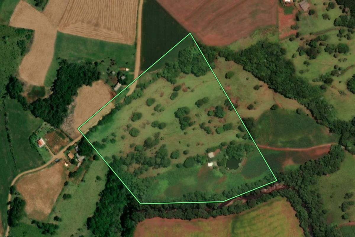 Imagem de satélite do imóvel rural em Ampére (PR), com o contorno declarado no CAR desenhado por cima.