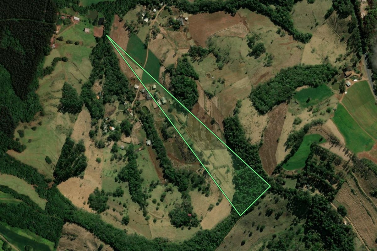 Imagem de satélite do imóvel rural em Ampére (PR), com o contorno declarado no CAR desenhado por cima.