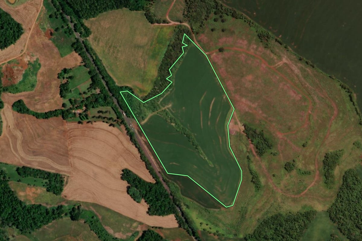 Imagem de satélite do imóvel rural em Ampére (PR), com o contorno declarado no CAR desenhado por cima.