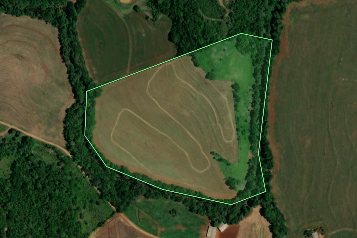 Imagem de satélite do imóvel rural em Ampére (PR), com o contorno declarado no CAR desenhado por cima.
