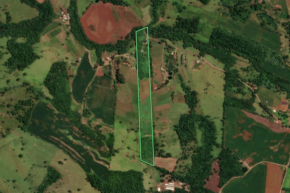 Imagem de satélite do imóvel rural em Ampére (PR), com o contorno declarado no CAR desenhado por cima.