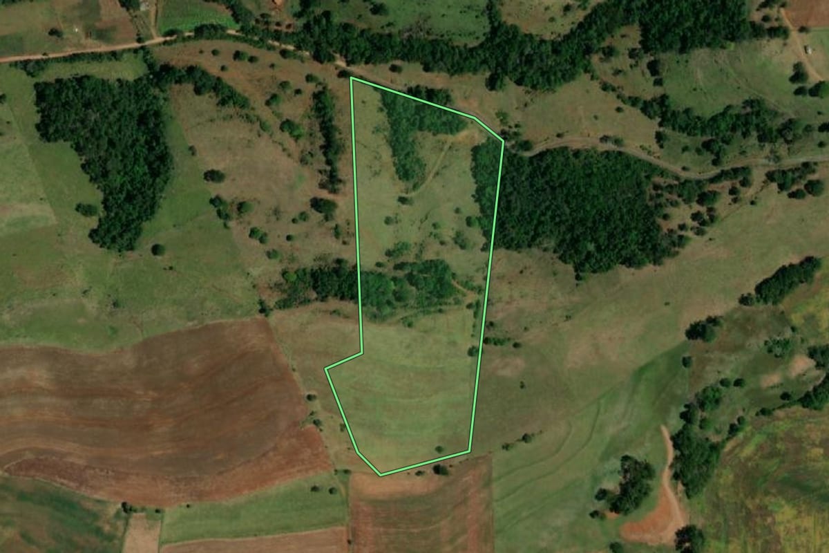 Imagem de satélite do imóvel rural em Ampére (PR), com o contorno declarado no CAR desenhado por cima.