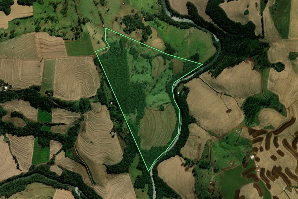 Imagem de satélite do imóvel rural em Anahy (PR), com o contorno declarado no CAR desenhado por cima.