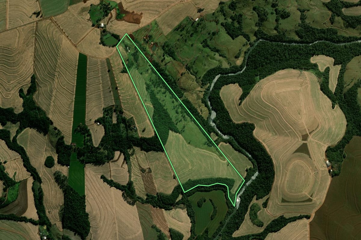 Imagem de satélite do imóvel rural em Anahy (PR), com o contorno declarado no CAR desenhado por cima.