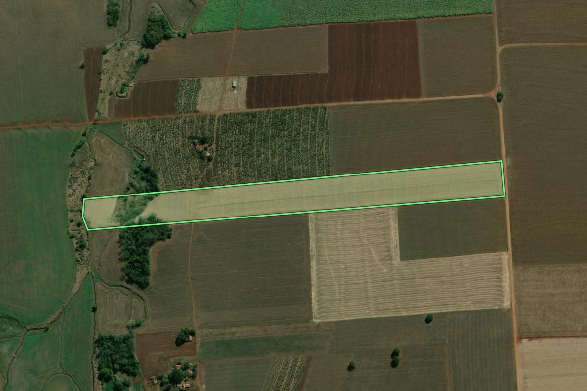 Imagem de satélite do imóvel rural em Andirá (PR), com o contorno declarado no CAR desenhado por cima.
