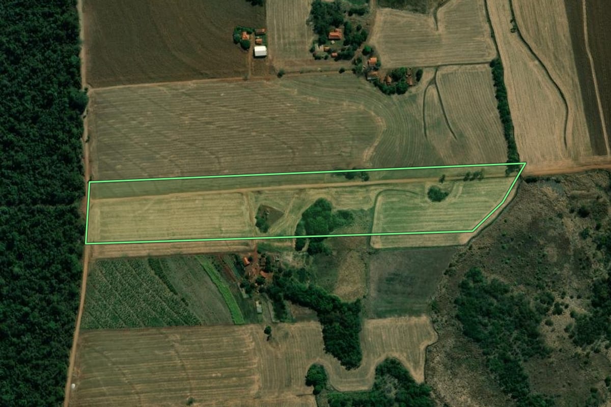Imagem de satélite do imóvel rural em Andirá (PR), com o contorno declarado no CAR desenhado por cima.