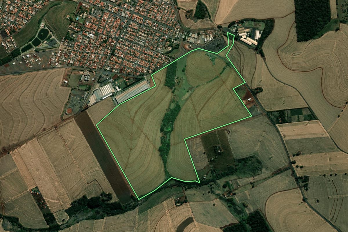 Imagem de satélite do imóvel rural em Andirá (PR), com o contorno declarado no CAR desenhado por cima.