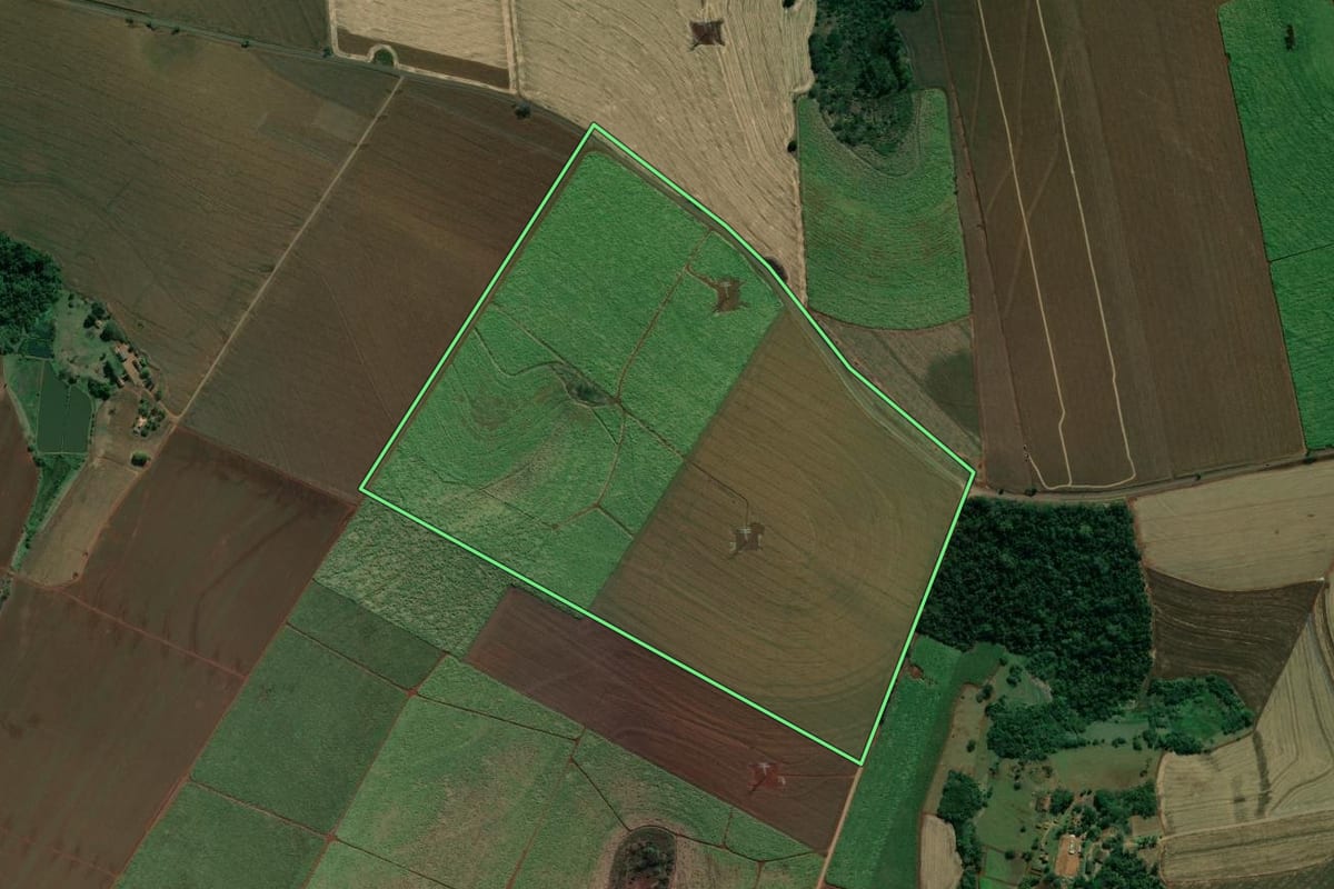 Imagem de satélite do imóvel rural em Andirá (PR), com o contorno declarado no CAR desenhado por cima.