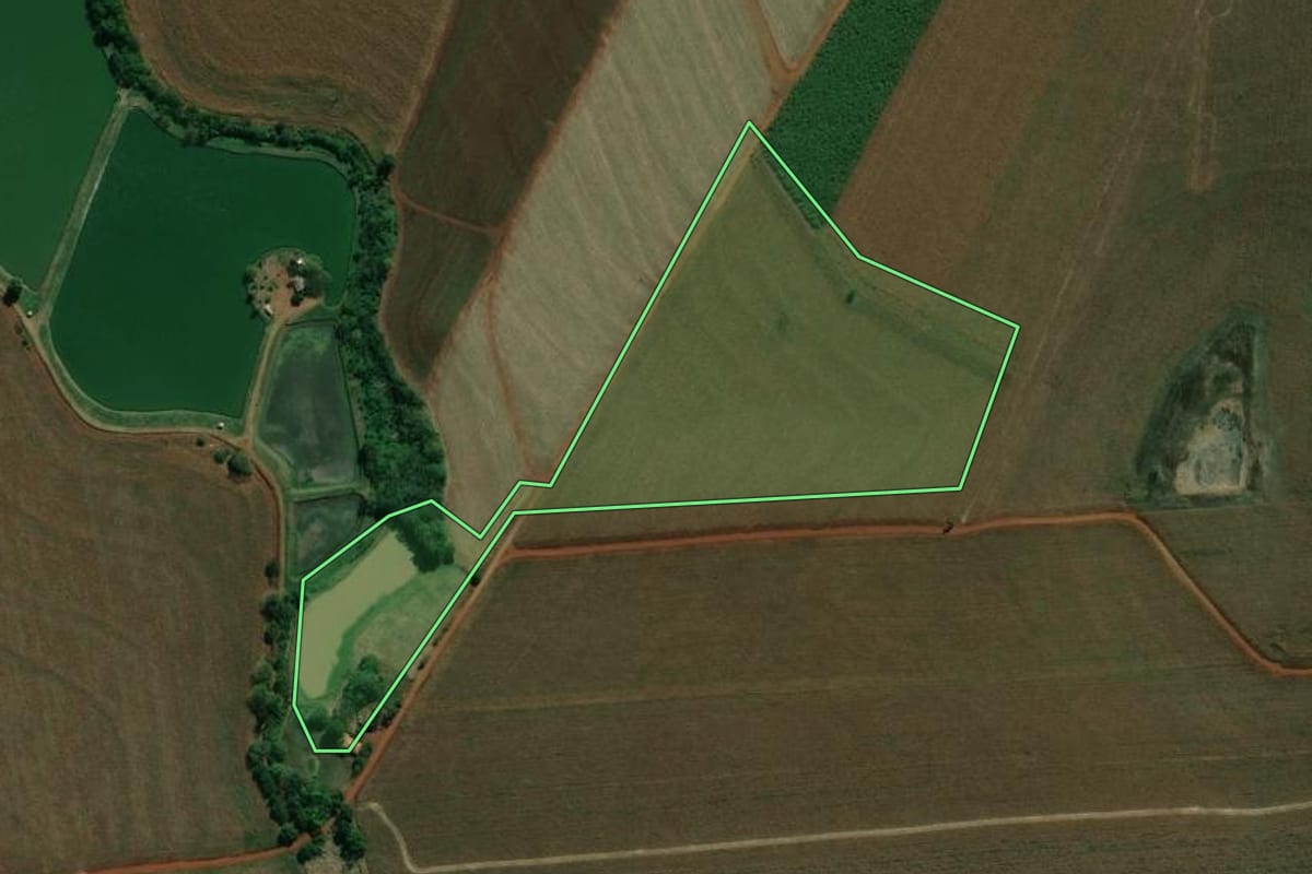 Imagem de satélite do imóvel rural em Andirá (PR), com o contorno declarado no CAR desenhado por cima.