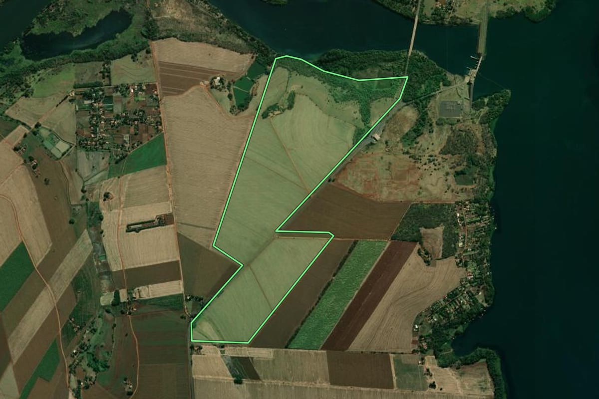 Imagem de satélite do imóvel rural em Andirá (PR), com o contorno declarado no CAR desenhado por cima.