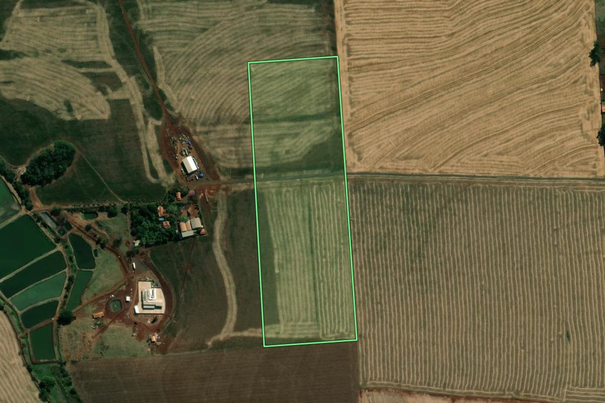 Imagem de satélite do imóvel rural em Andirá (PR), com o contorno declarado no CAR desenhado por cima.