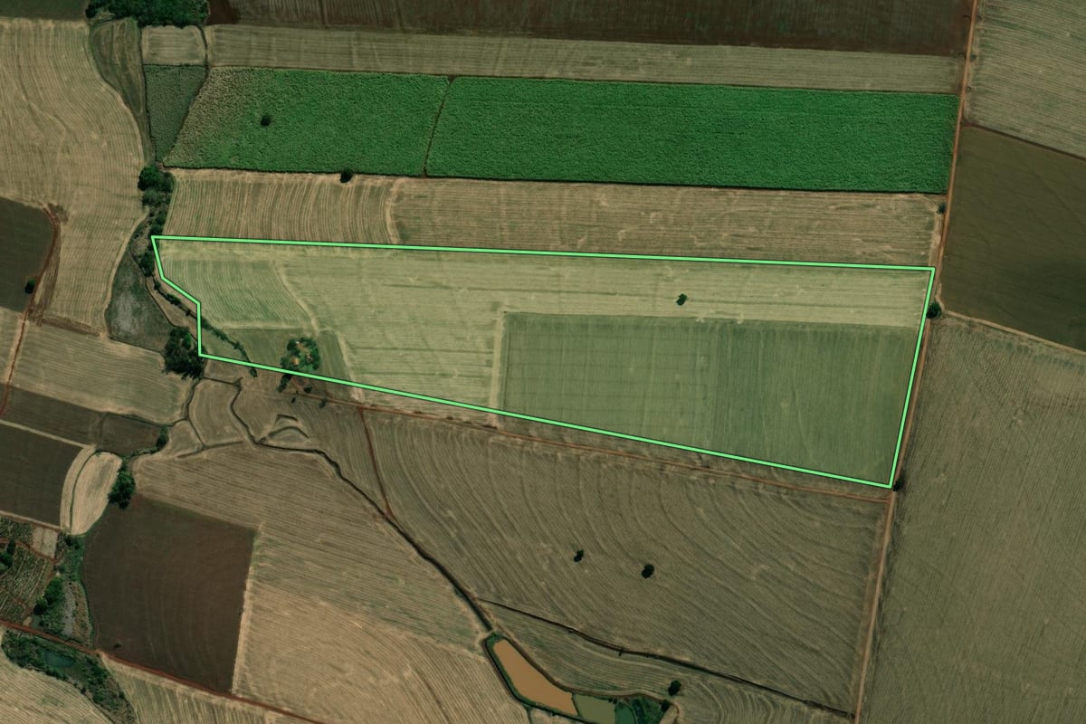 Imagem de satélite do imóvel rural em Andirá (PR), com o contorno declarado no CAR desenhado por cima.