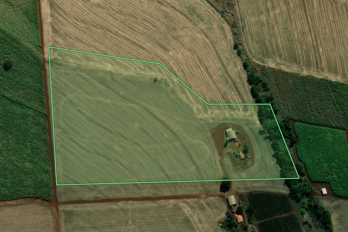 Imagem de satélite do imóvel rural em Andirá (PR), com o contorno declarado no CAR desenhado por cima.