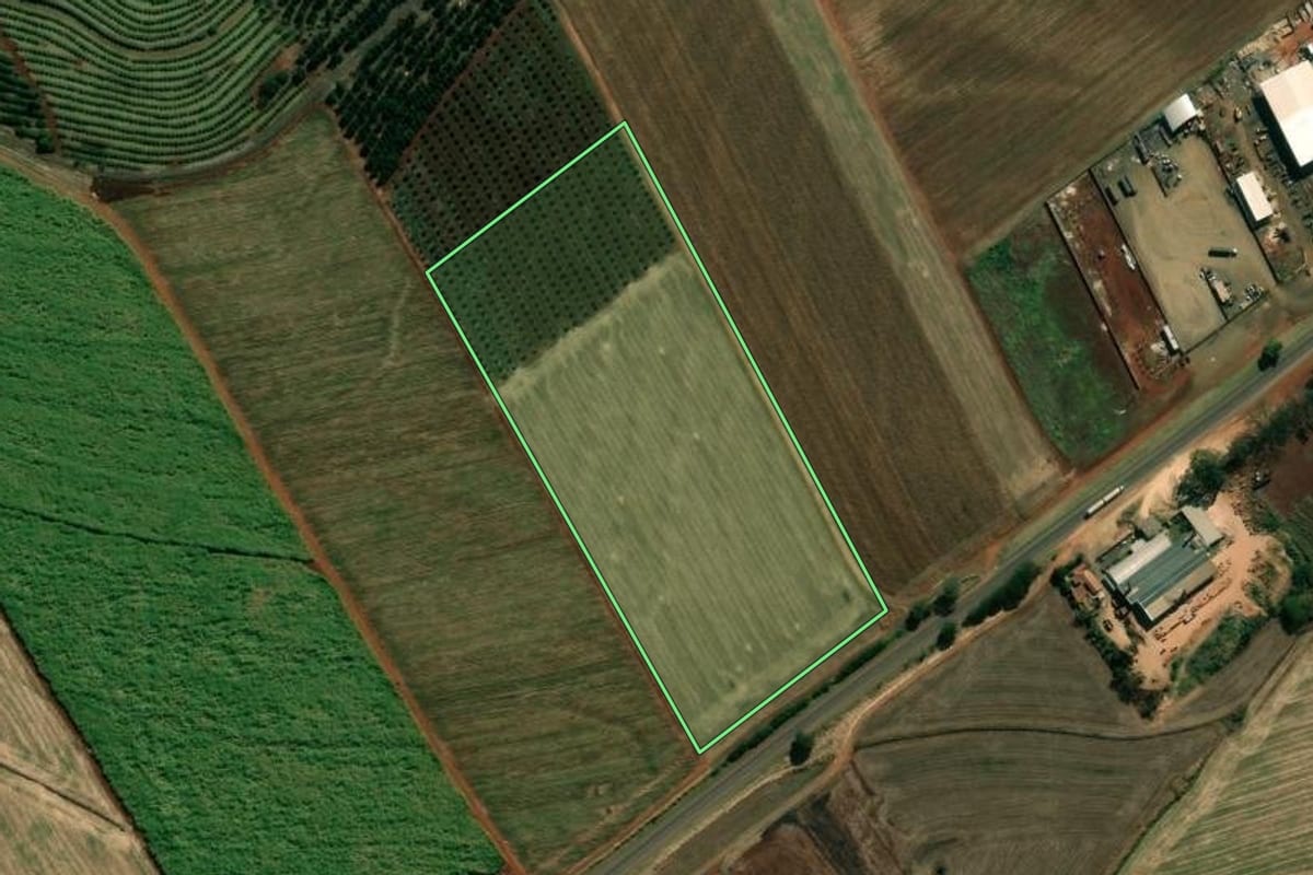 Imagem de satélite do imóvel rural em Andirá (PR), com o contorno declarado no CAR desenhado por cima.