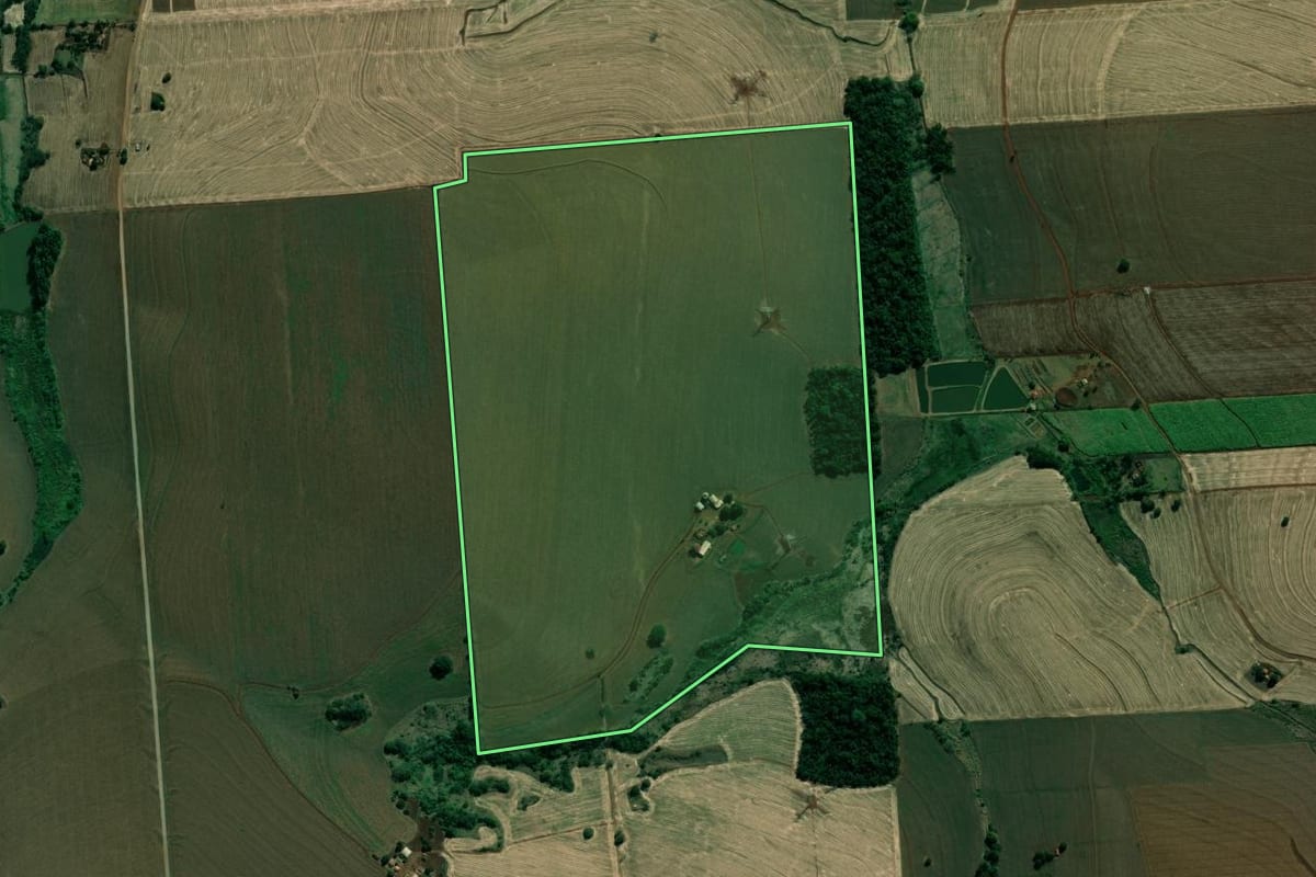 Imagem de satélite do imóvel rural em Andirá (PR), com o contorno declarado no CAR desenhado por cima.
