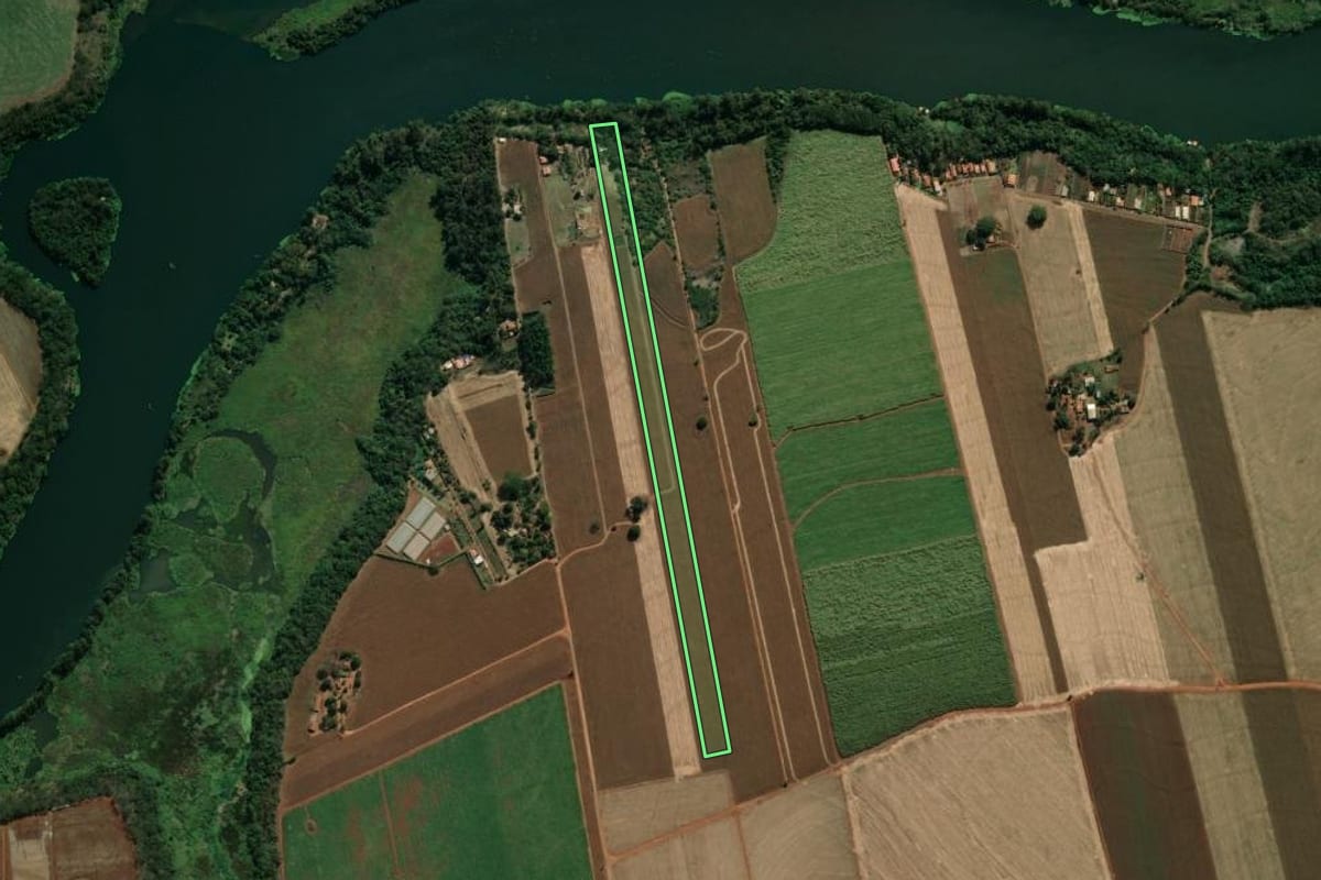 Imagem de satélite do imóvel rural em Andirá (PR), com o contorno declarado no CAR desenhado por cima.