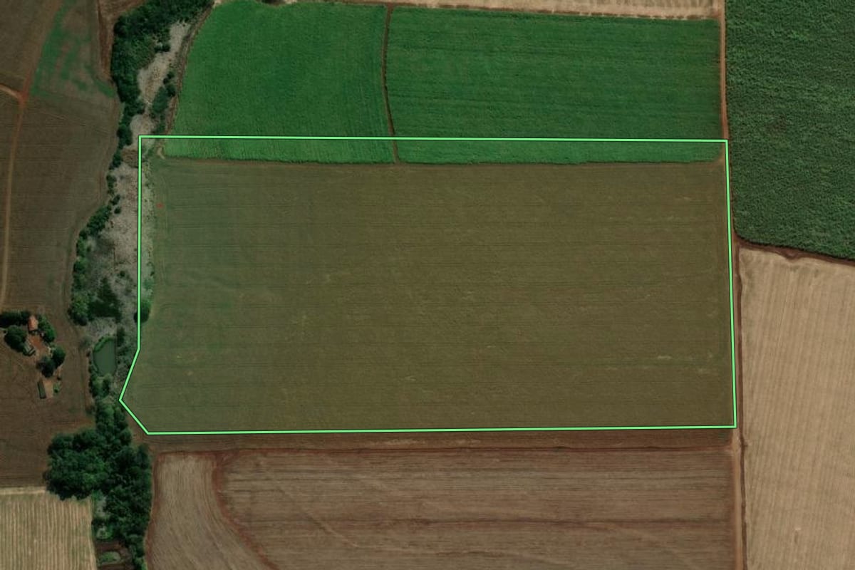 Imagem de satélite do imóvel rural em Andirá (PR), com o contorno declarado no CAR desenhado por cima.