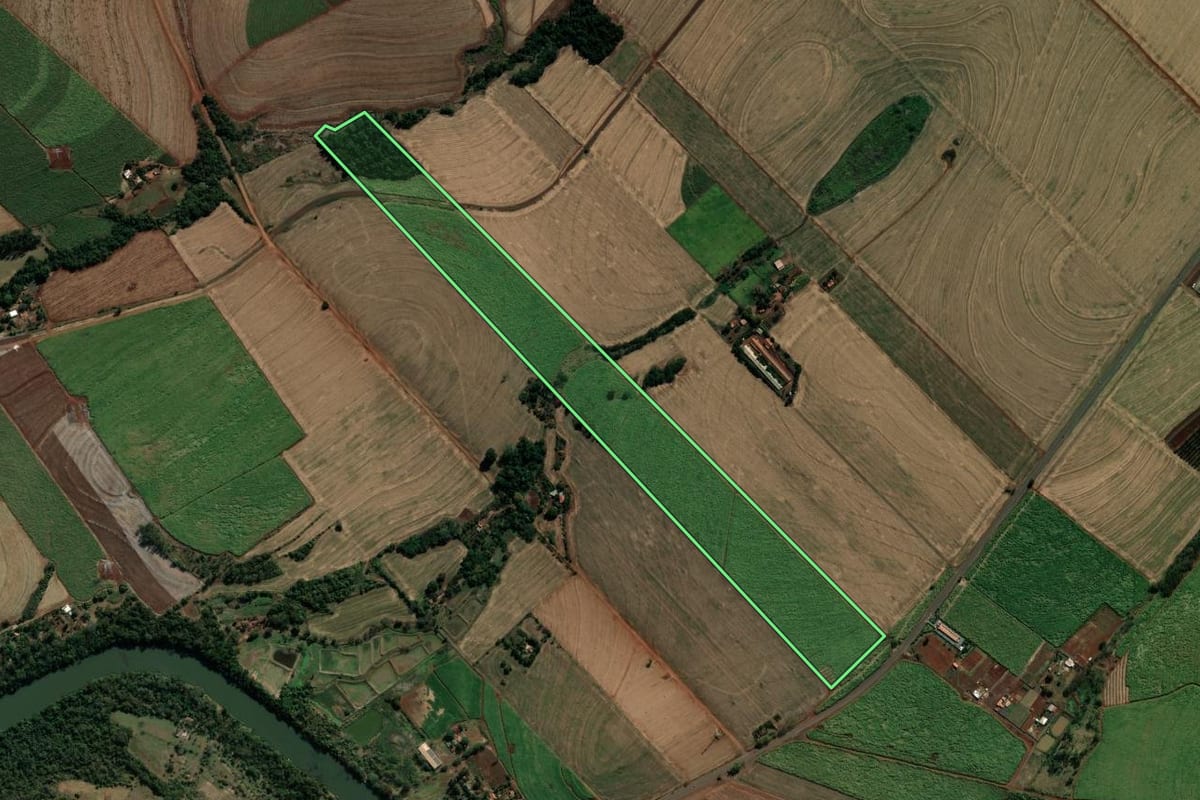 Imagem de satélite do imóvel rural em Andirá (PR), com o contorno declarado no CAR desenhado por cima.