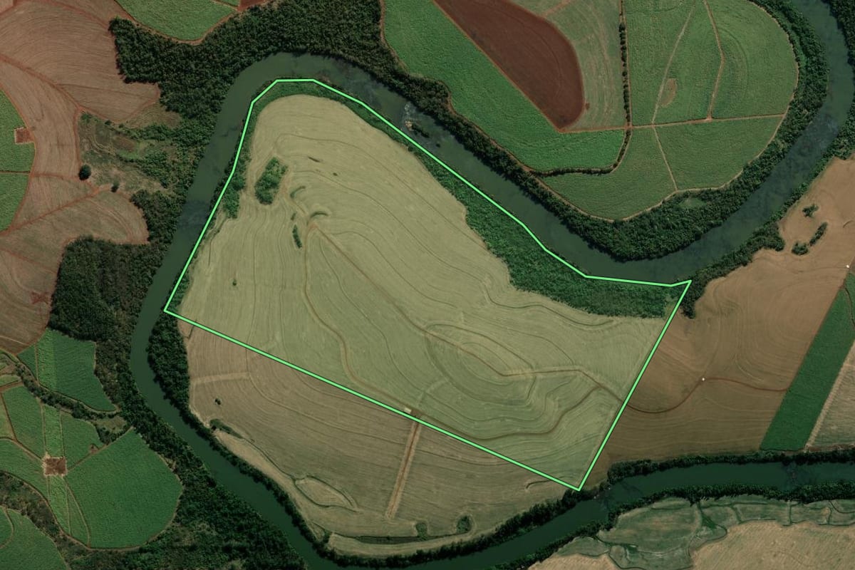 Imagem de satélite do imóvel rural em Andirá (PR), com o contorno declarado no CAR desenhado por cima.