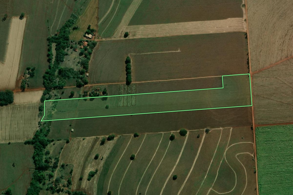 Imagem de satélite do imóvel rural em Andirá (PR), com o contorno declarado no CAR desenhado por cima.