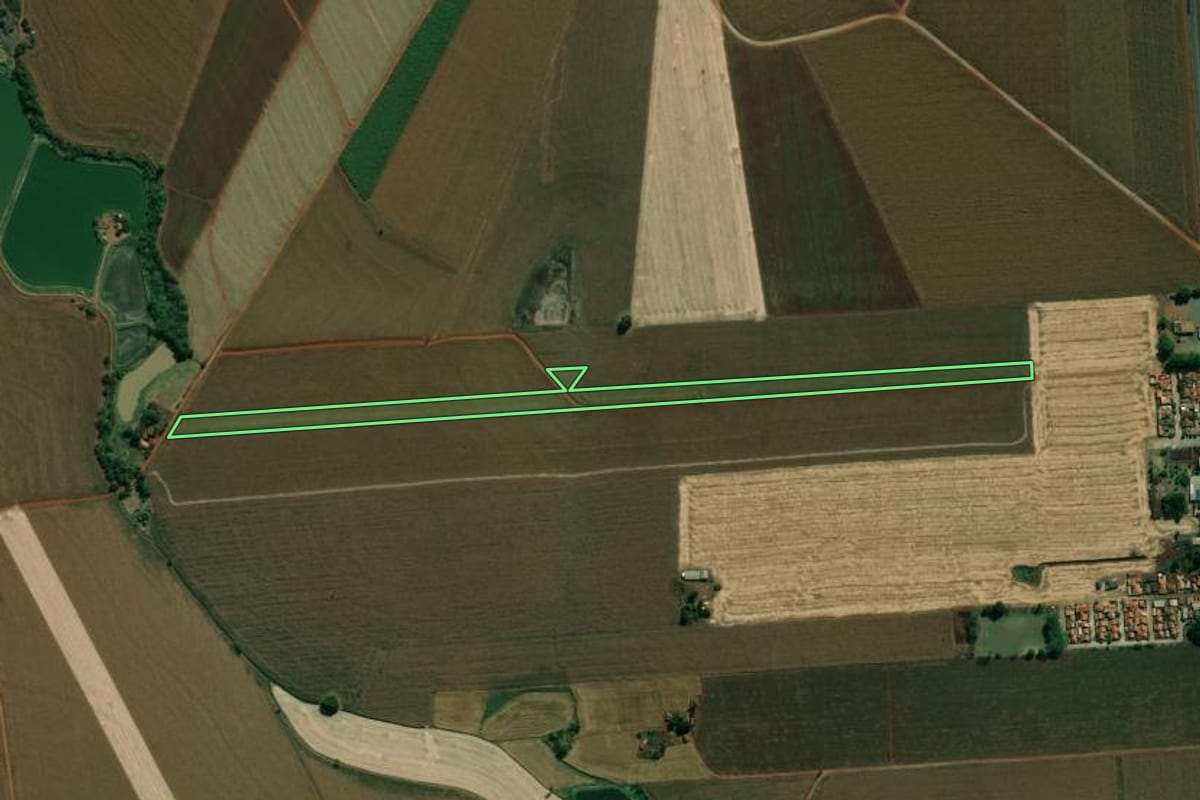 Imagem de satélite do imóvel rural em Andirá (PR), com o contorno declarado no CAR desenhado por cima.