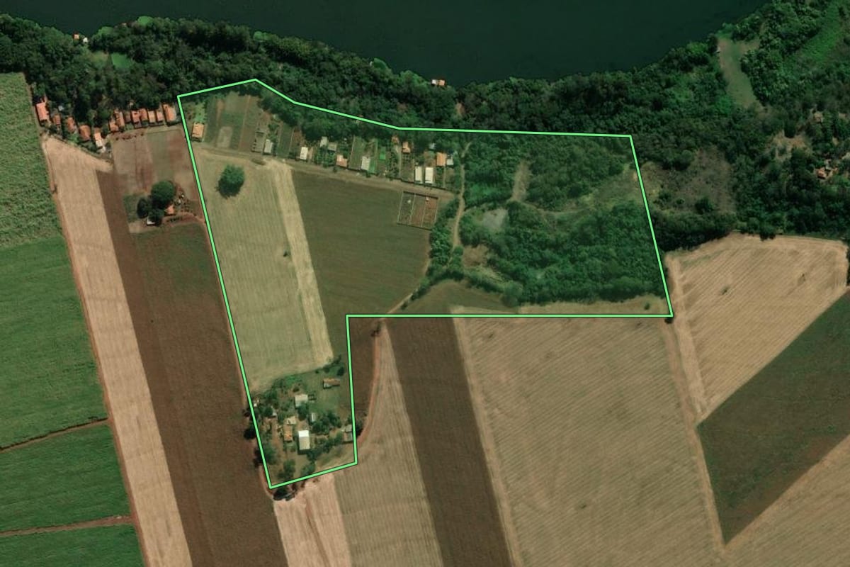 Imagem de satélite do imóvel rural em Andirá (PR), com o contorno declarado no CAR desenhado por cima.