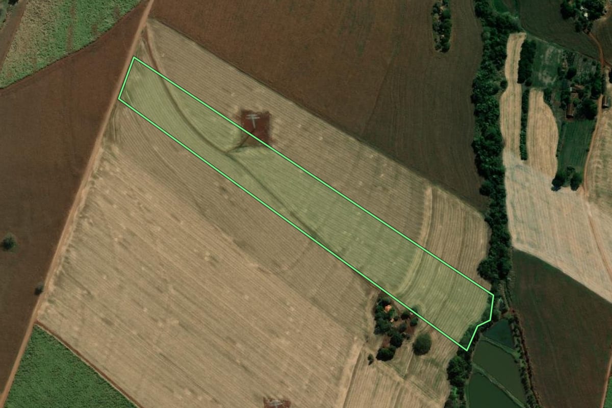 Imagem de satélite do imóvel rural em Andirá (PR), com o contorno declarado no CAR desenhado por cima.