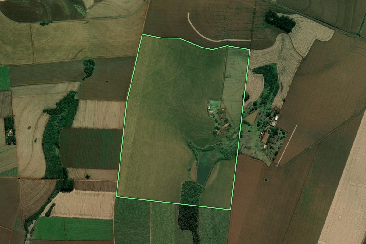 Imagem de satélite do imóvel rural em Andirá (PR), com o contorno declarado no CAR desenhado por cima.