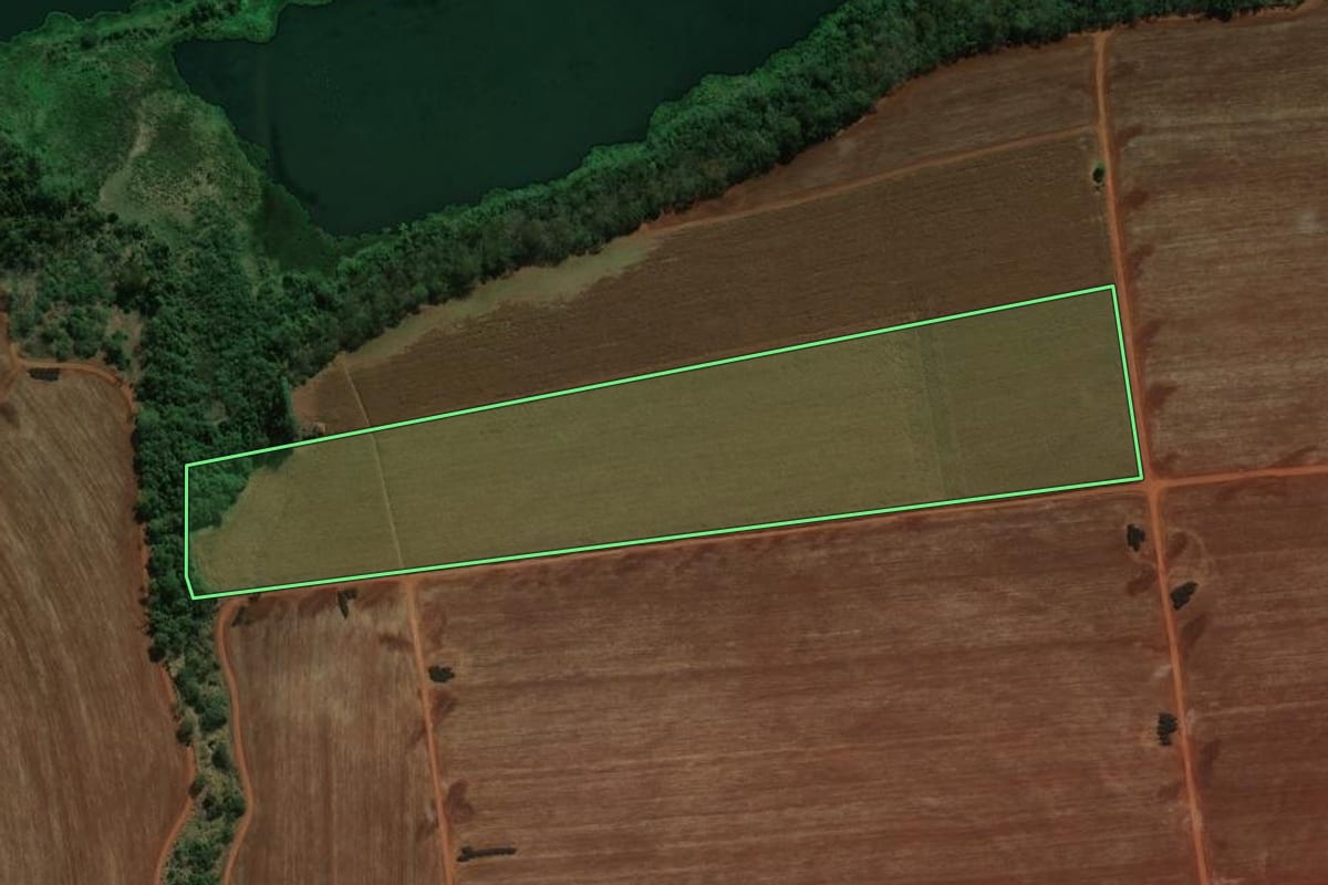 Imagem de satélite do imóvel rural em Andirá (PR), com o contorno declarado no CAR desenhado por cima.
