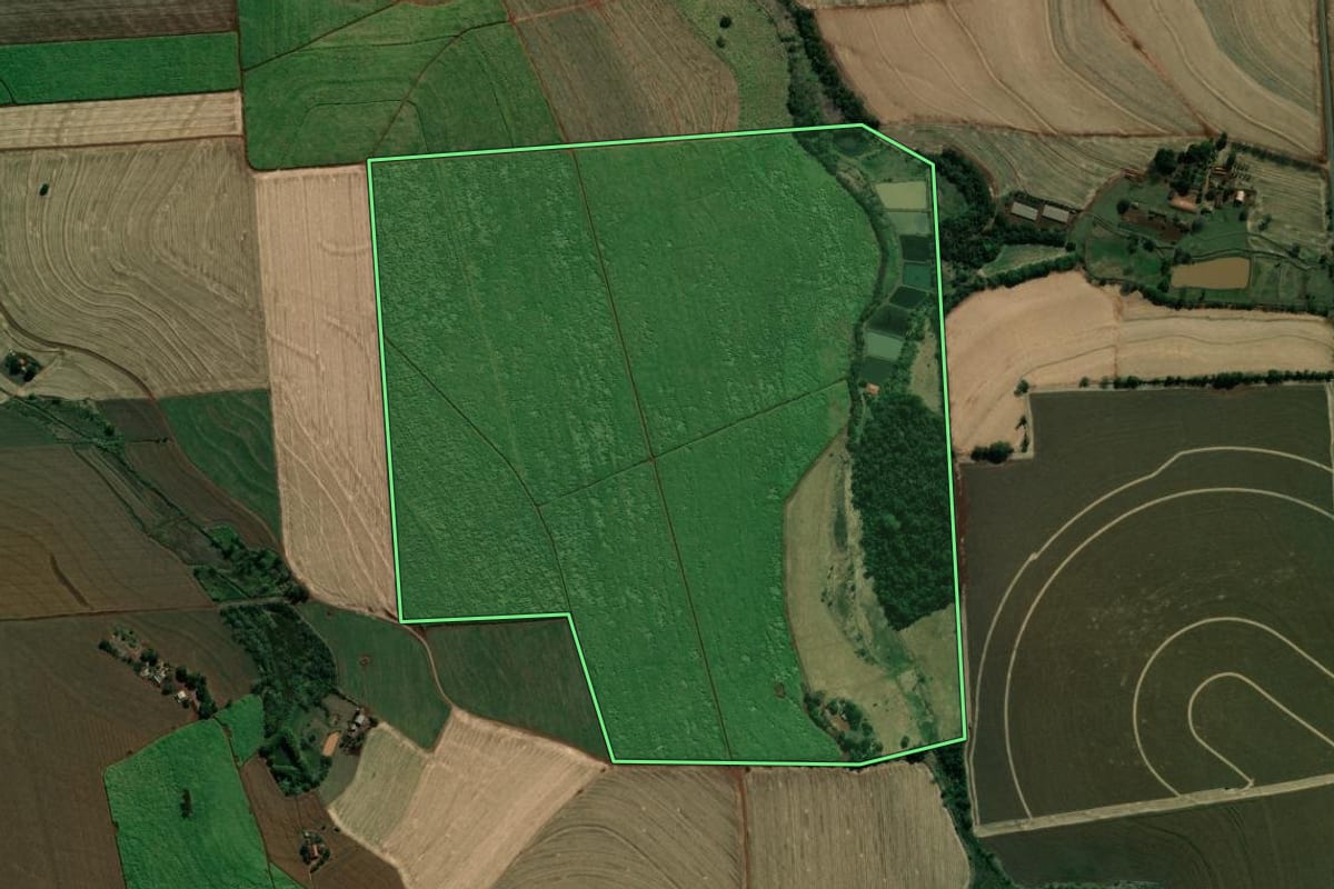 Imagem de satélite do imóvel rural em Andirá (PR), com o contorno declarado no CAR desenhado por cima.