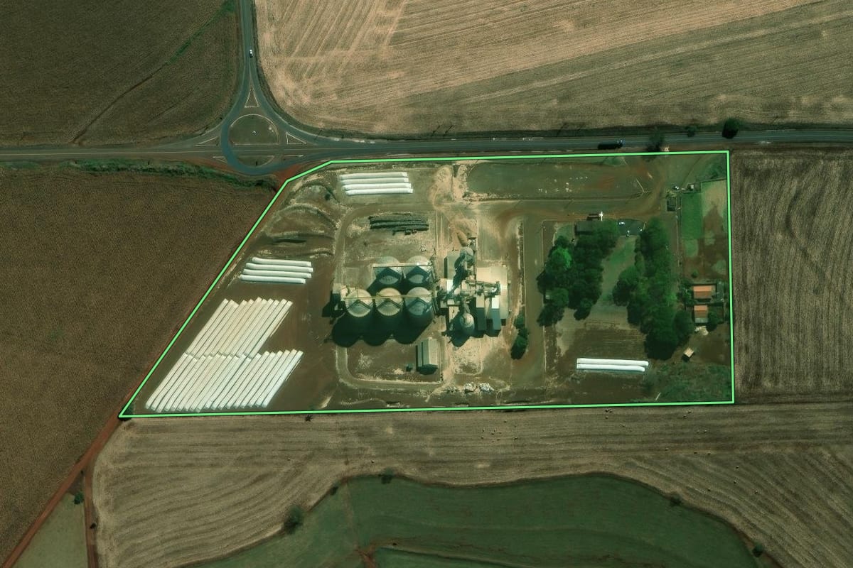 Imagem de satélite do imóvel rural em Andirá (PR), com o contorno declarado no CAR desenhado por cima.