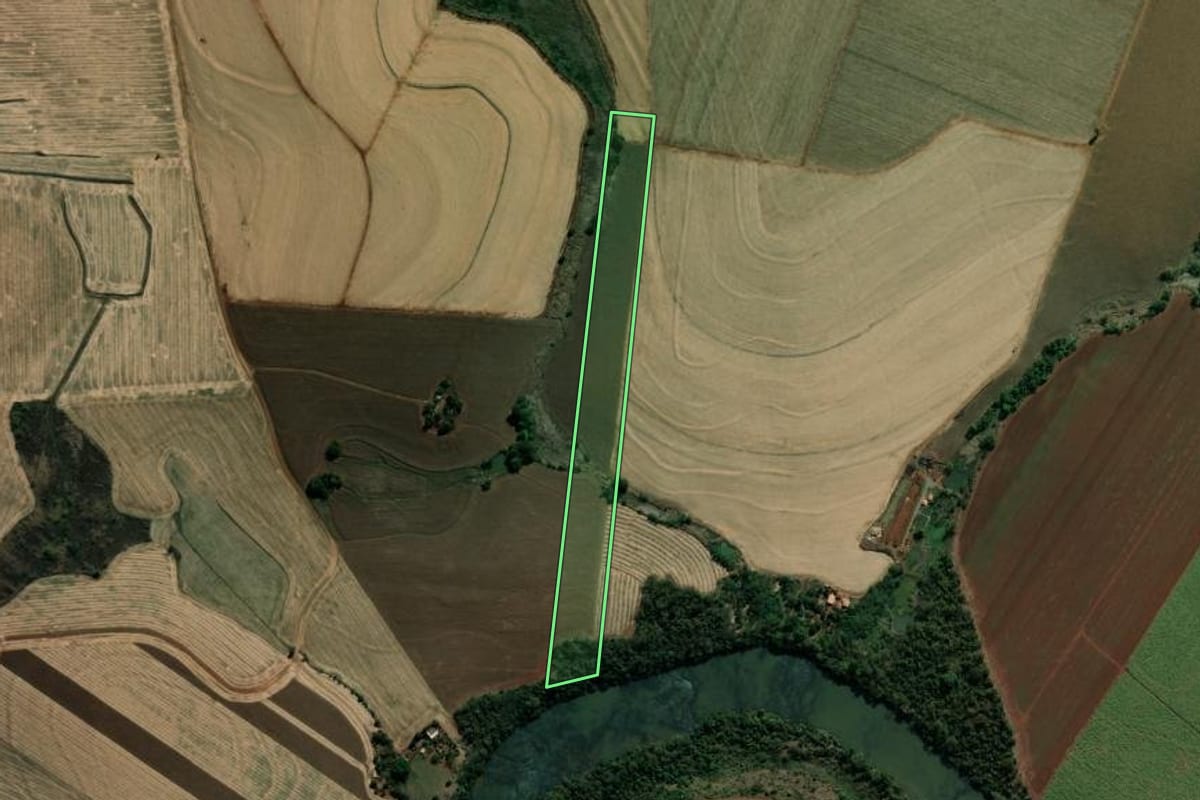 Imagem de satélite do imóvel rural em Andirá (PR), com o contorno declarado no CAR desenhado por cima.