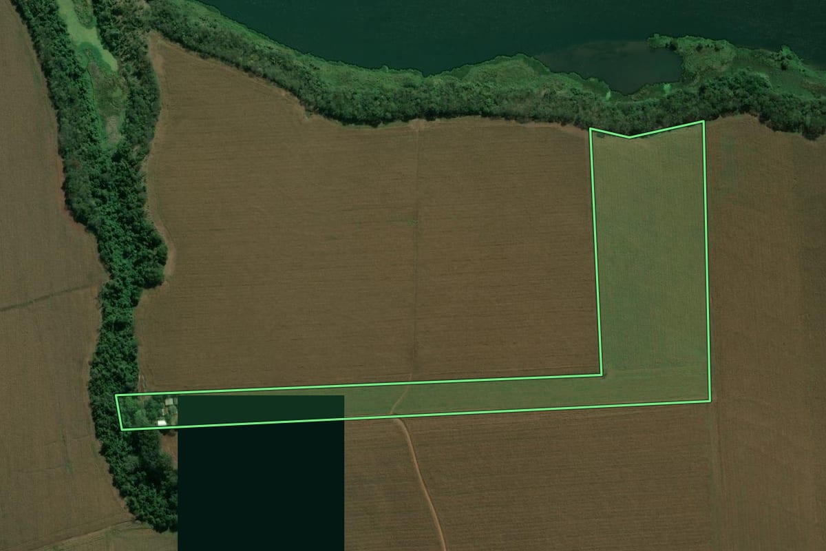 Imagem de satélite do imóvel rural em Andirá (PR), com o contorno declarado no CAR desenhado por cima.