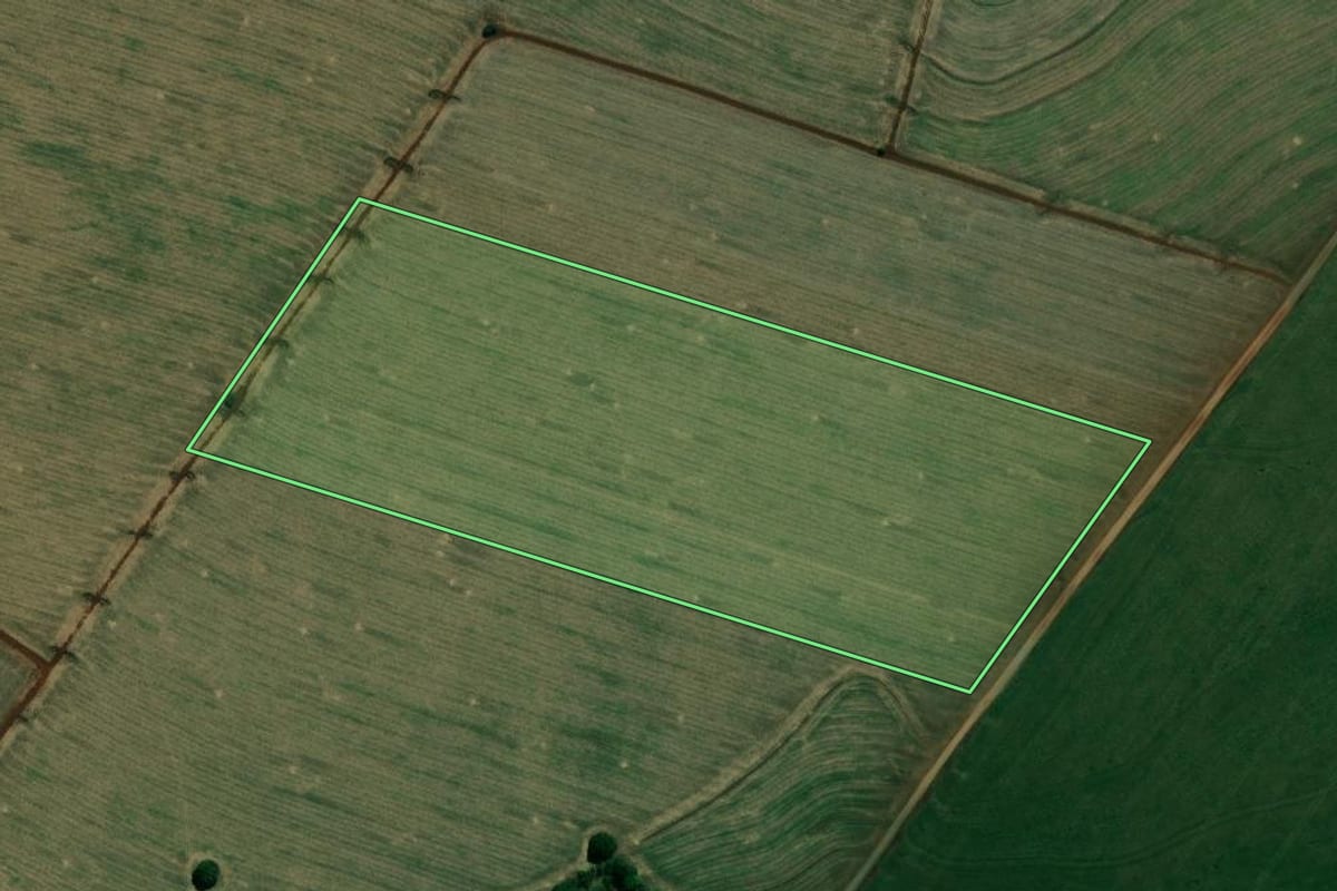 Imagem de satélite do imóvel rural em Andirá (PR), com o contorno declarado no CAR desenhado por cima.