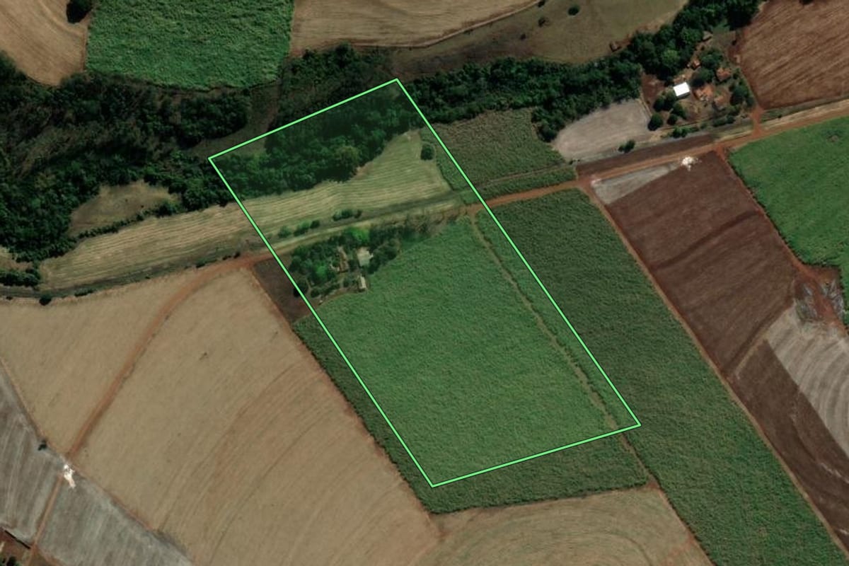 Imagem de satélite do imóvel rural em Andirá (PR), com o contorno declarado no CAR desenhado por cima.