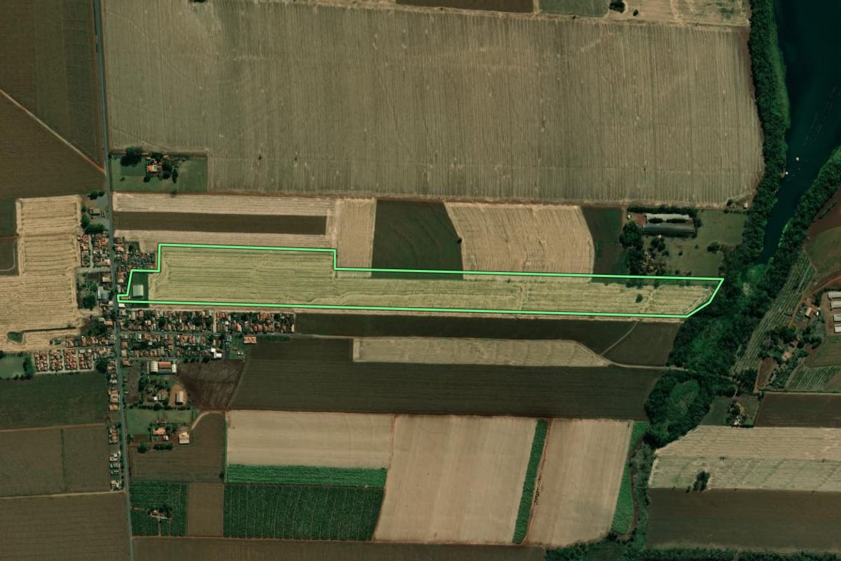 Imagem de satélite do imóvel rural em Andirá (PR), com o contorno declarado no CAR desenhado por cima.