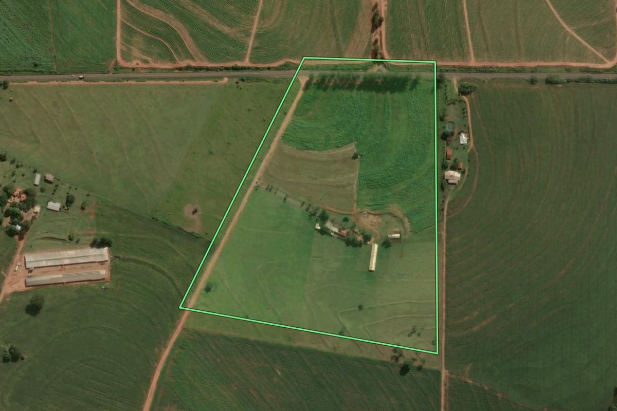Imagem de satélite do imóvel rural em Ângulo (PR), com o contorno declarado no CAR desenhado por cima.