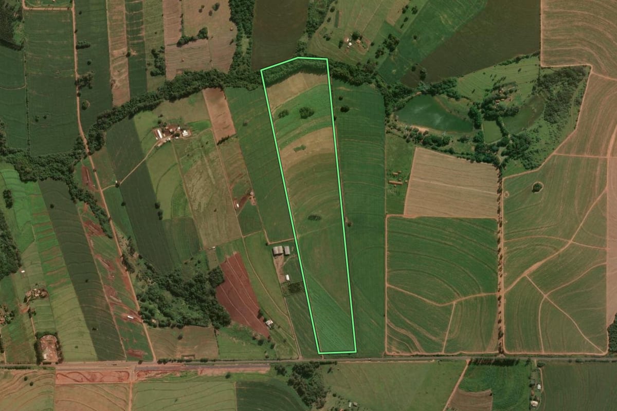 Imagem de satélite do imóvel rural em Ângulo (PR), com o contorno declarado no CAR desenhado por cima.