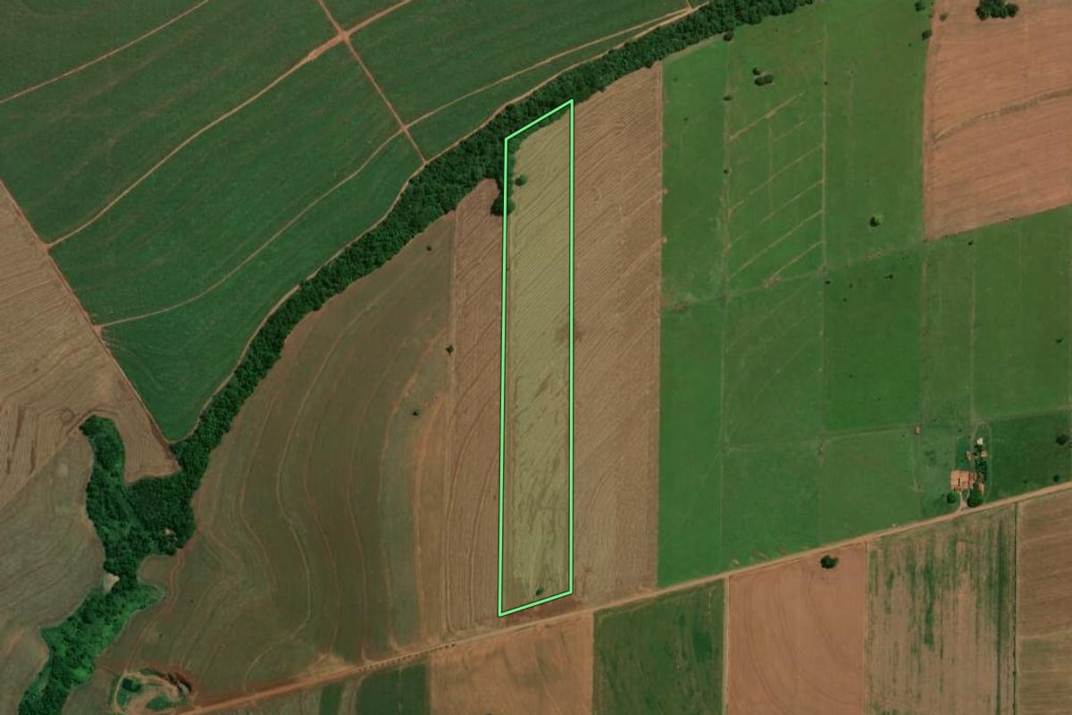 Imagem de satélite do imóvel rural em Ângulo (PR), com o contorno declarado no CAR desenhado por cima.