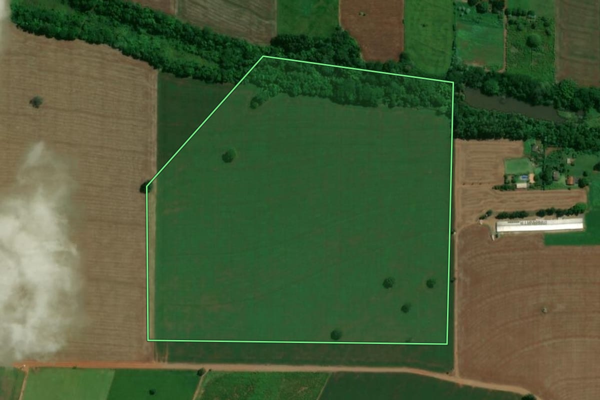 Imagem de satélite do imóvel rural em Ângulo (PR), com o contorno declarado no CAR desenhado por cima.