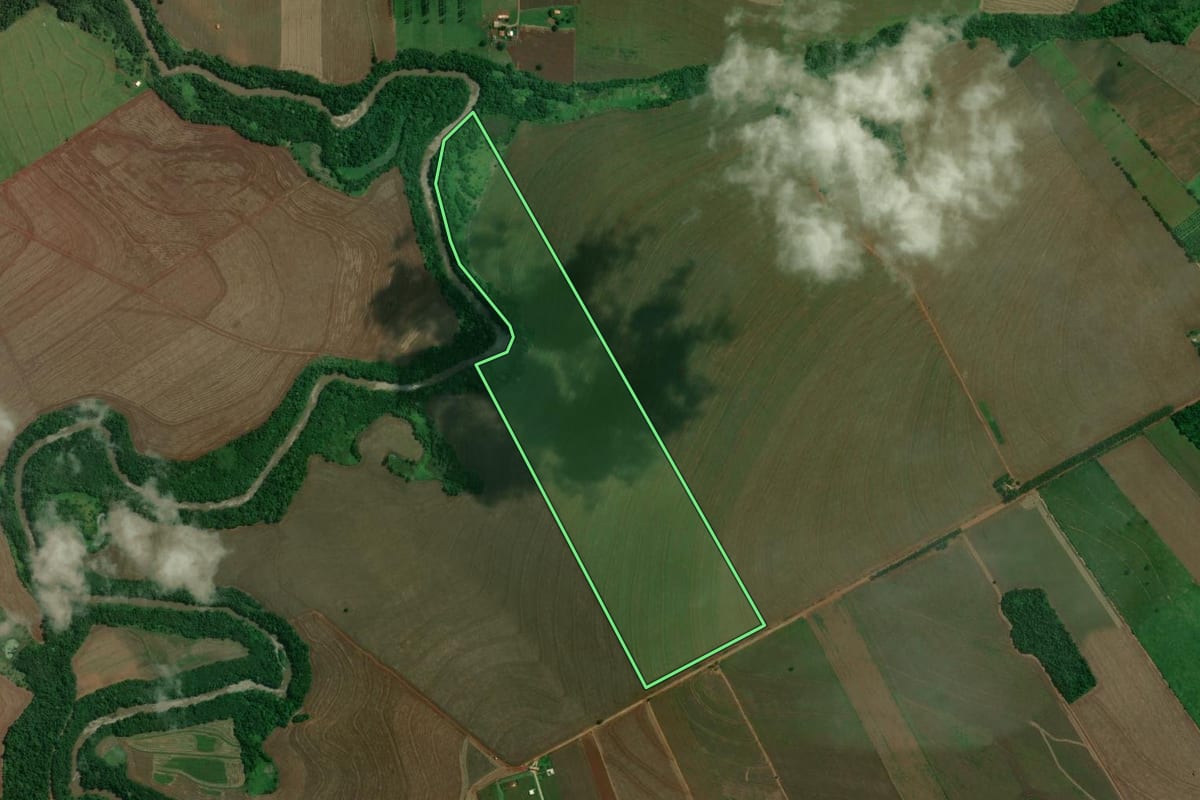 Imagem de satélite do imóvel rural em Ângulo (PR), com o contorno declarado no CAR desenhado por cima.