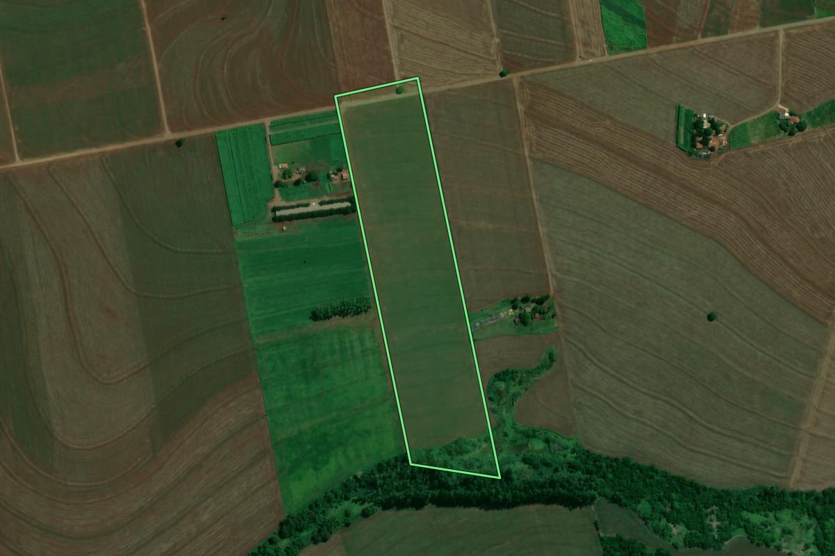 Imagem de satélite do imóvel rural em Ângulo (PR), com o contorno declarado no CAR desenhado por cima.